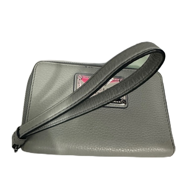 EUC Marc Jacobs Leather Zip Phone Wallet Wristlet  in ICE - Picture 2 of 8